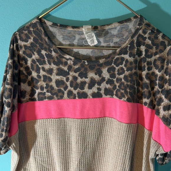 5/$25 Large leopard Top - Picture 2 of 6